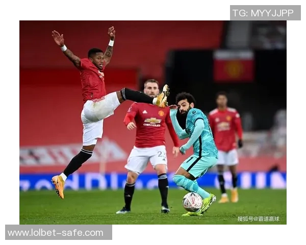 友谊赛激战：里昂与曼联战成平局红牌争议引发全场热议